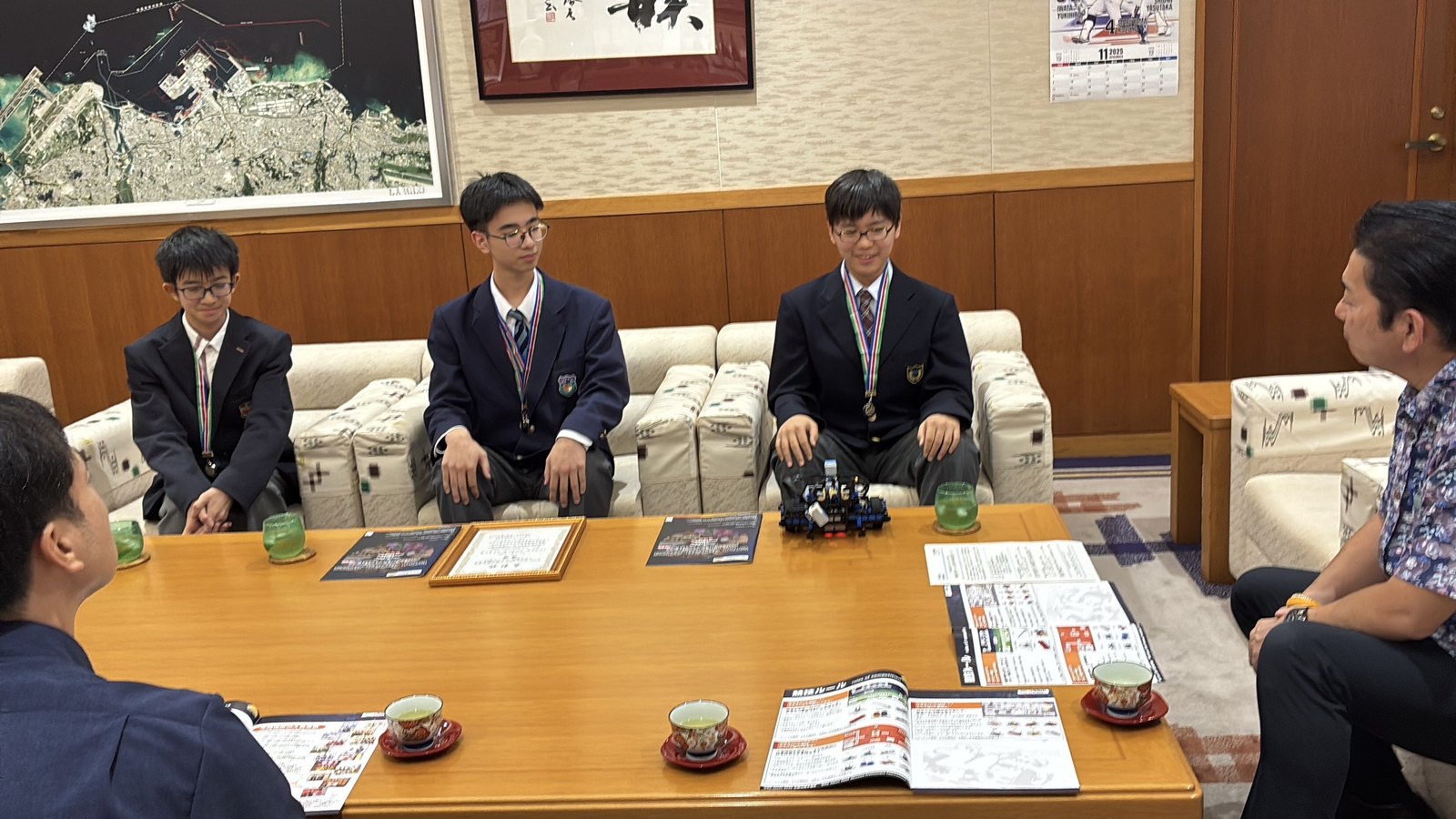 市長訪問で成果を報告する様子