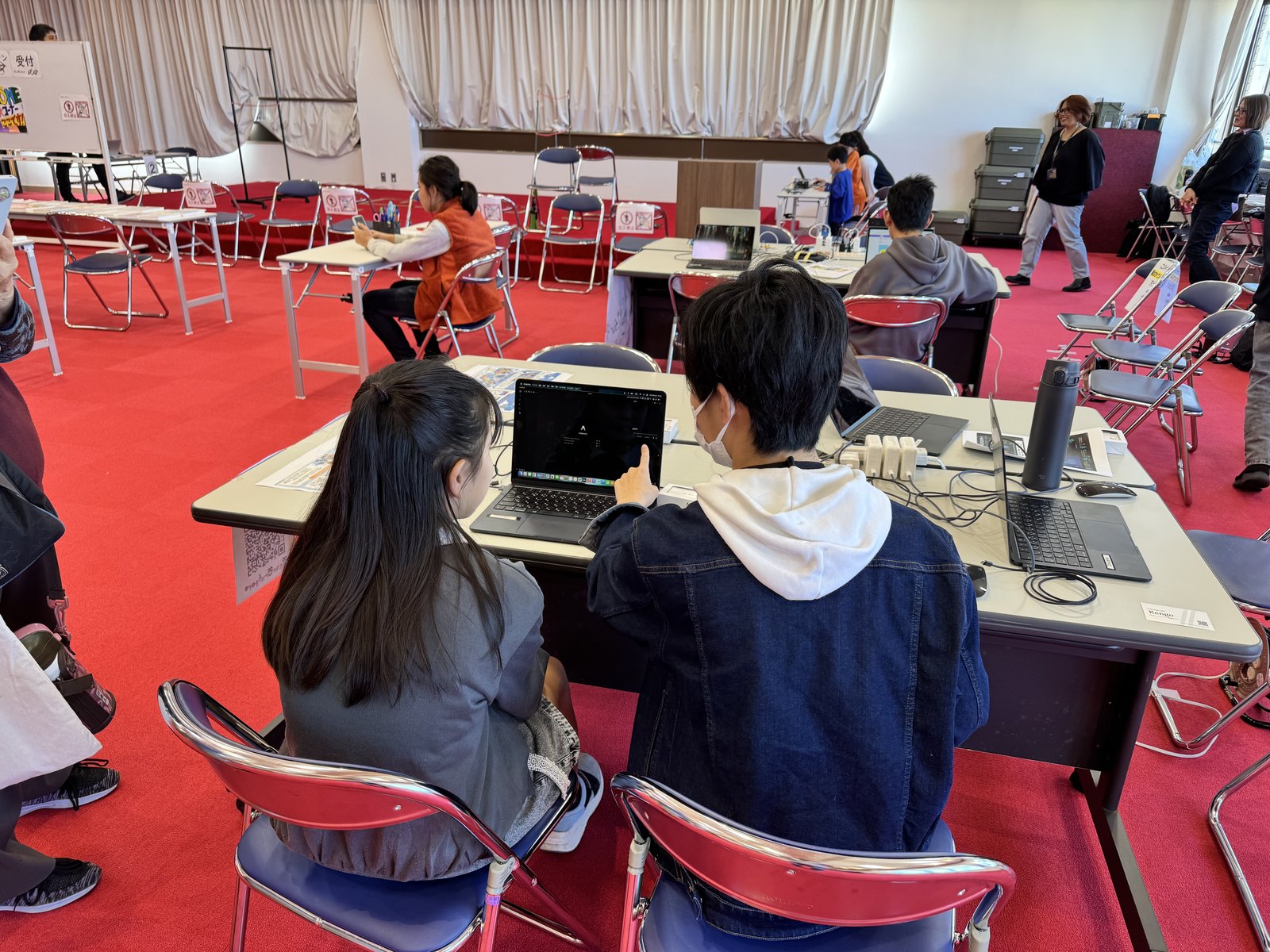 ミチシルベ会場でイベントアプリを紹介する様子