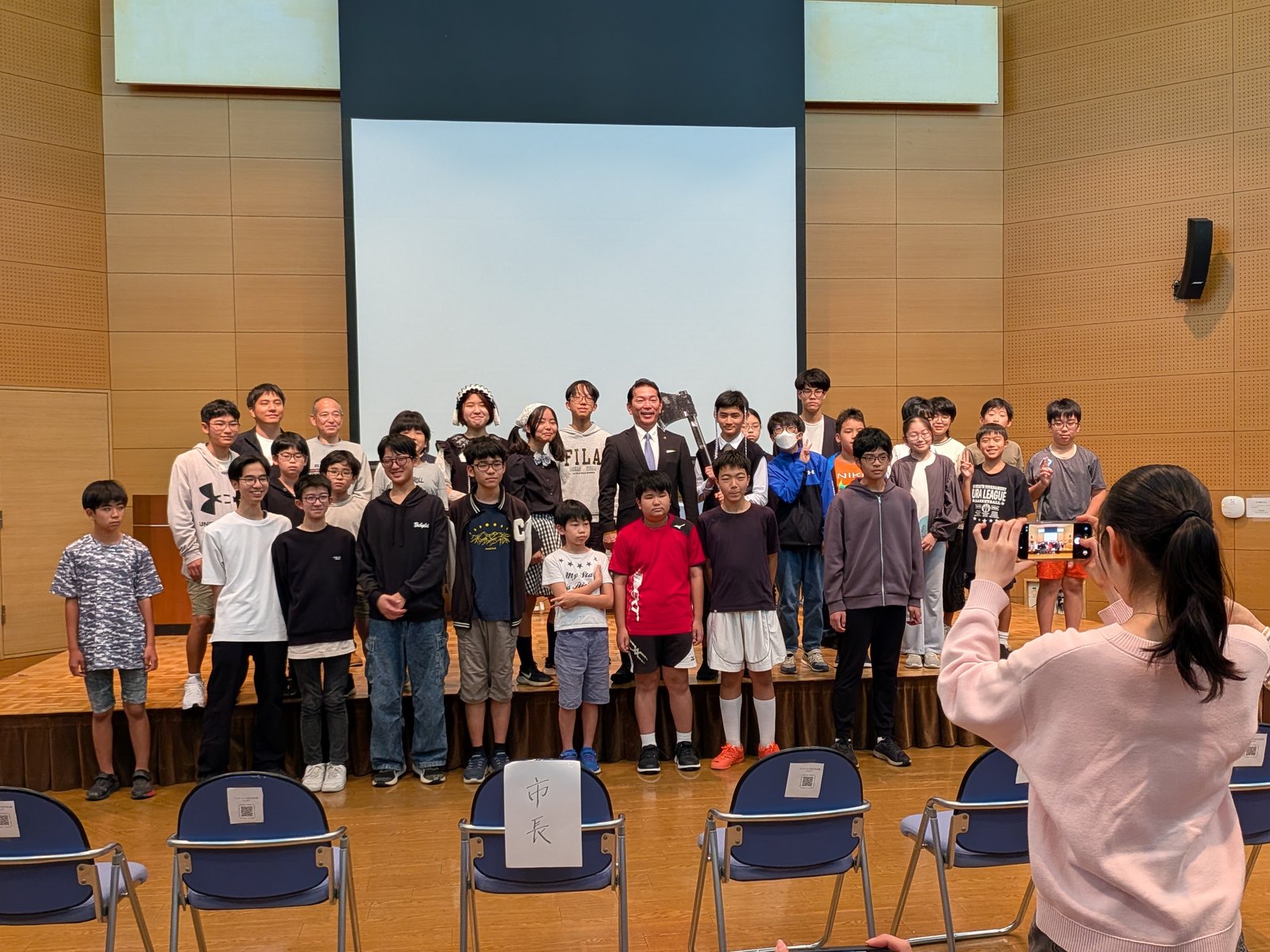 2025年度の最終報告会に参加する子どもたち