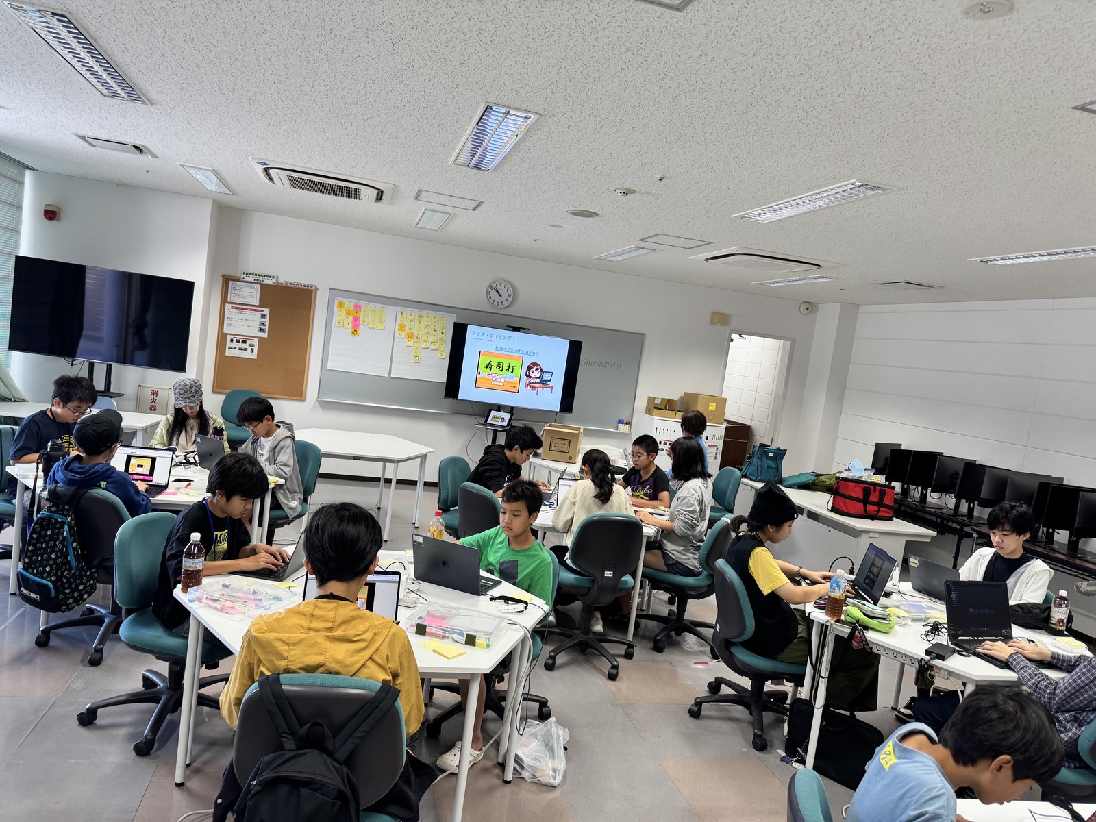 通常講座で制作に取り組む参加者