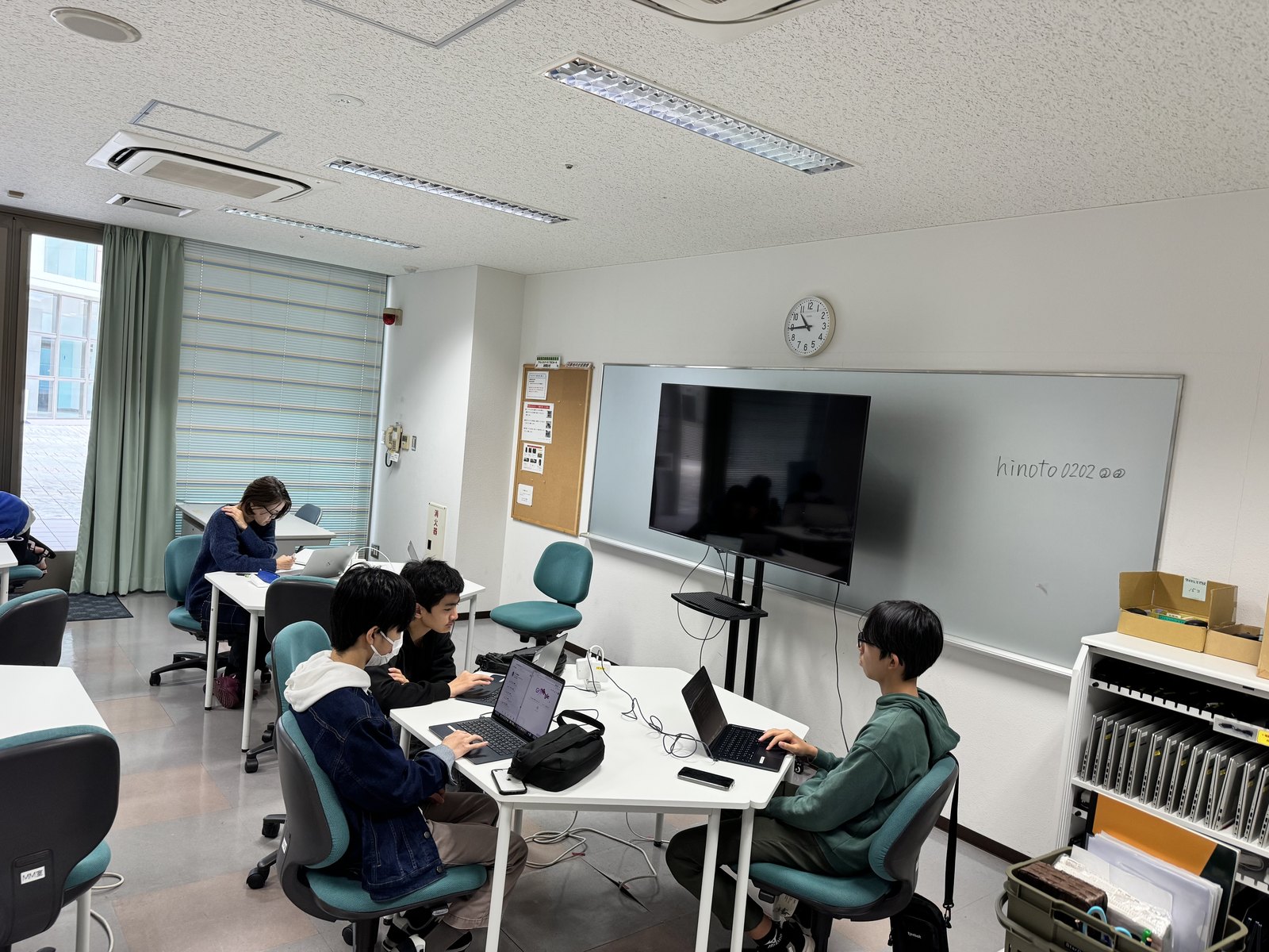 教室でプログラミングに取り組む参加者