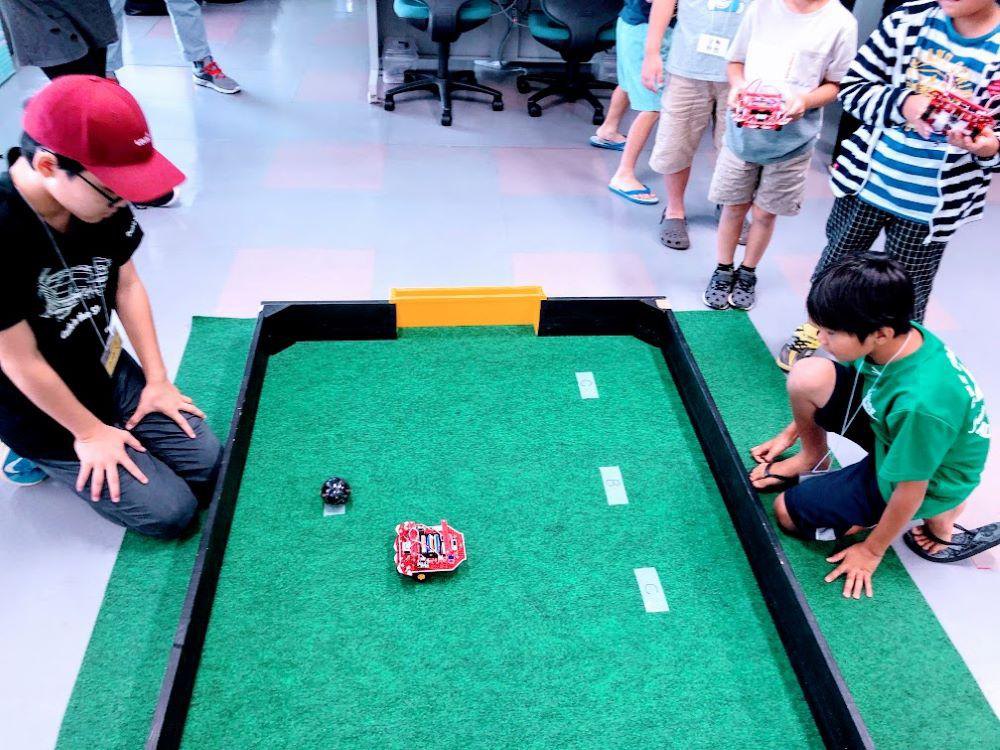 参加者がロボットプログラミングのミッションに挑戦する様子
