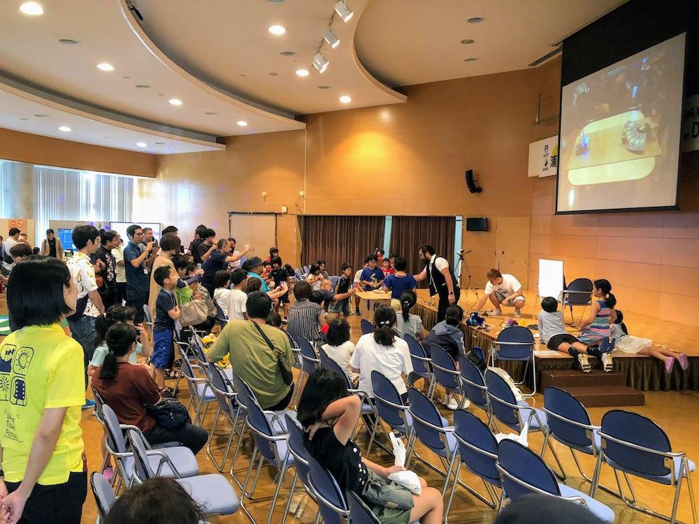 フェスティバルで子どもたちが集まる様子