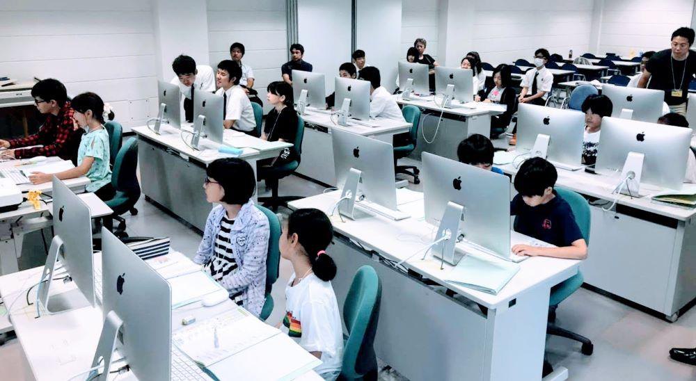参加者がPCに向かって制作する様子