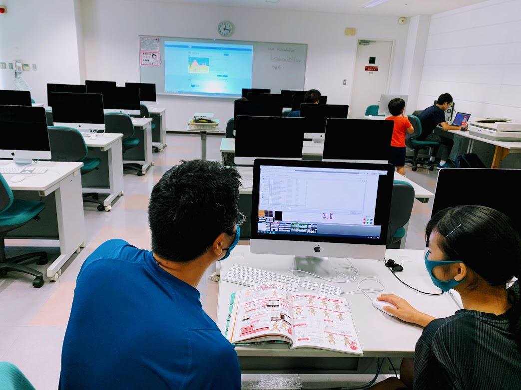 Scratch制作に取り組む参加者をメンターがサポートする様子