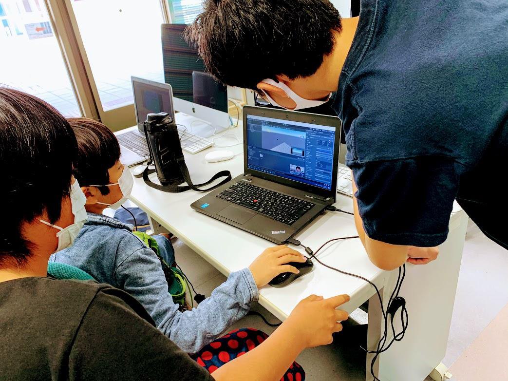 会場で参加者が制作する様子