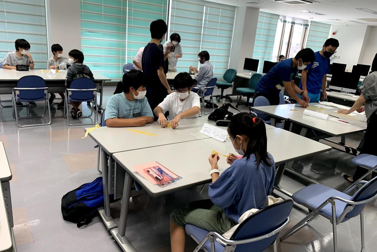 チームで活動する参加者の様子
