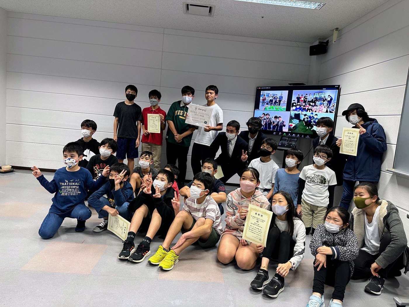 参加者が制作や話し合いを行う様子