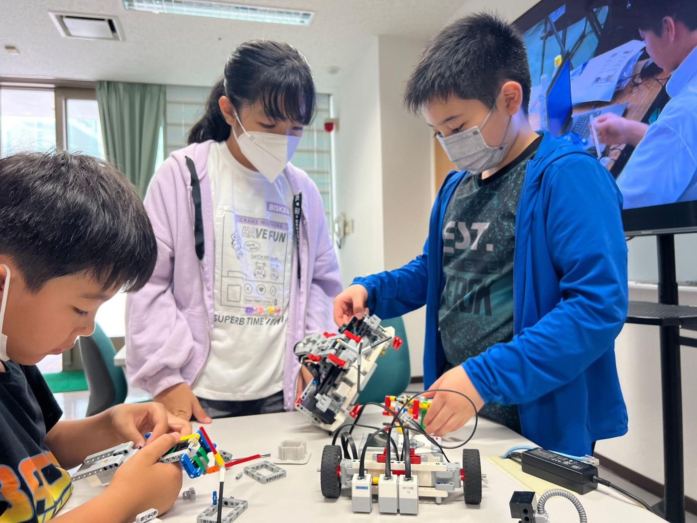 ロボット制作に取り組む参加者の様子