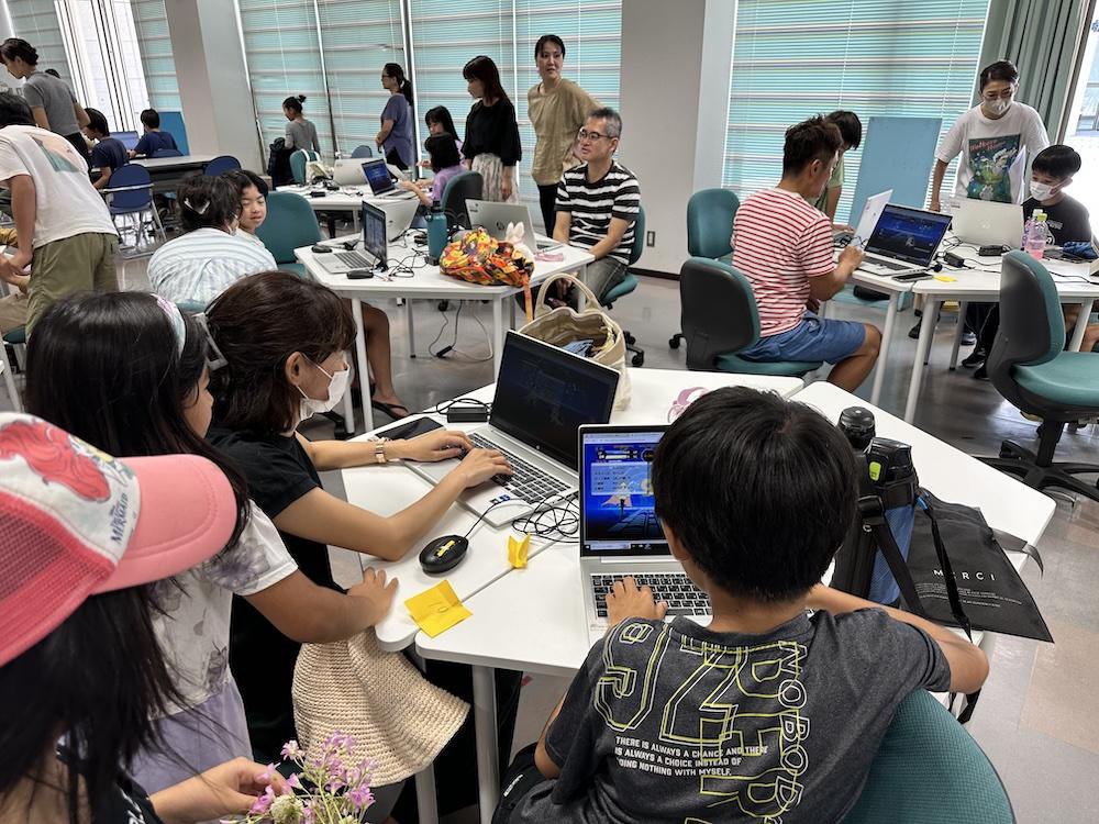 親子でデジタル創作に取り組む様子