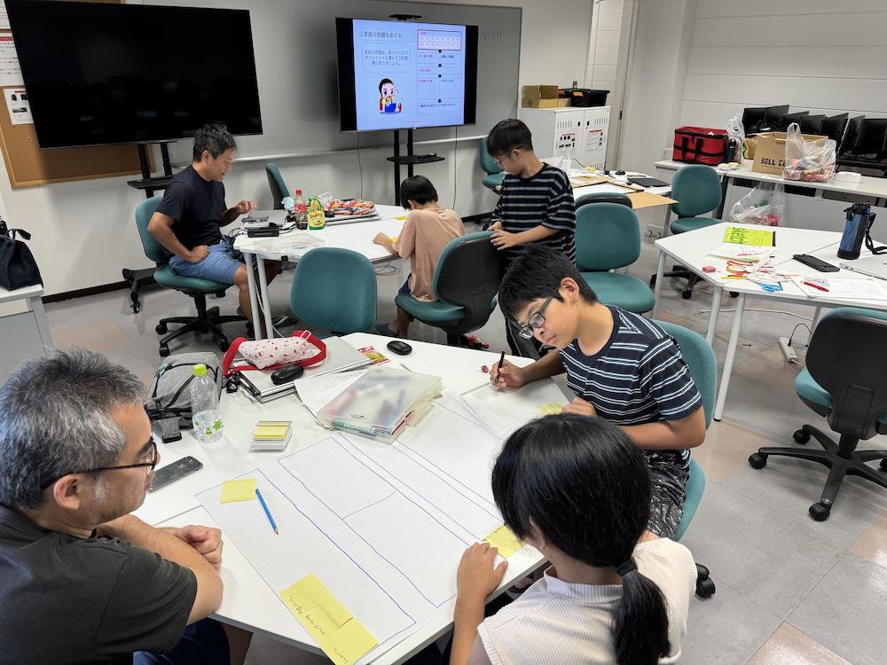 親子でデジタル創作に取り組む様子